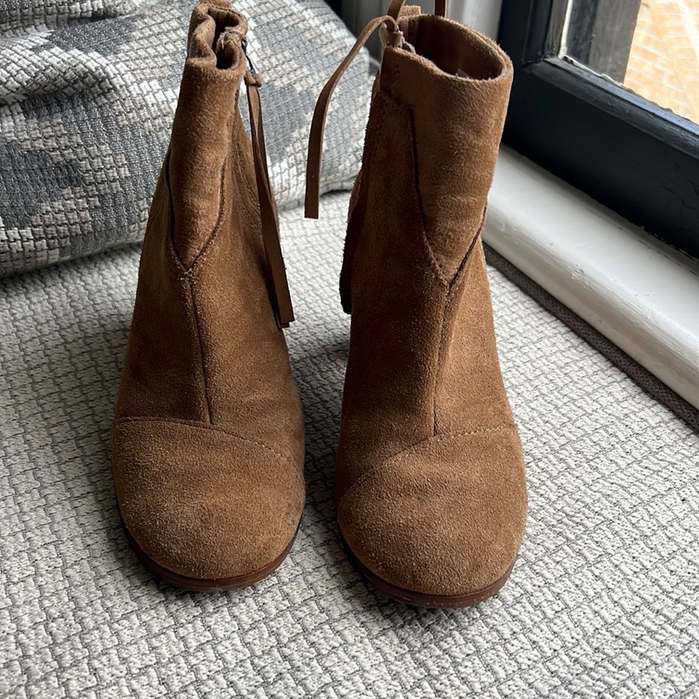 Toms camel suede boots 7.5 W